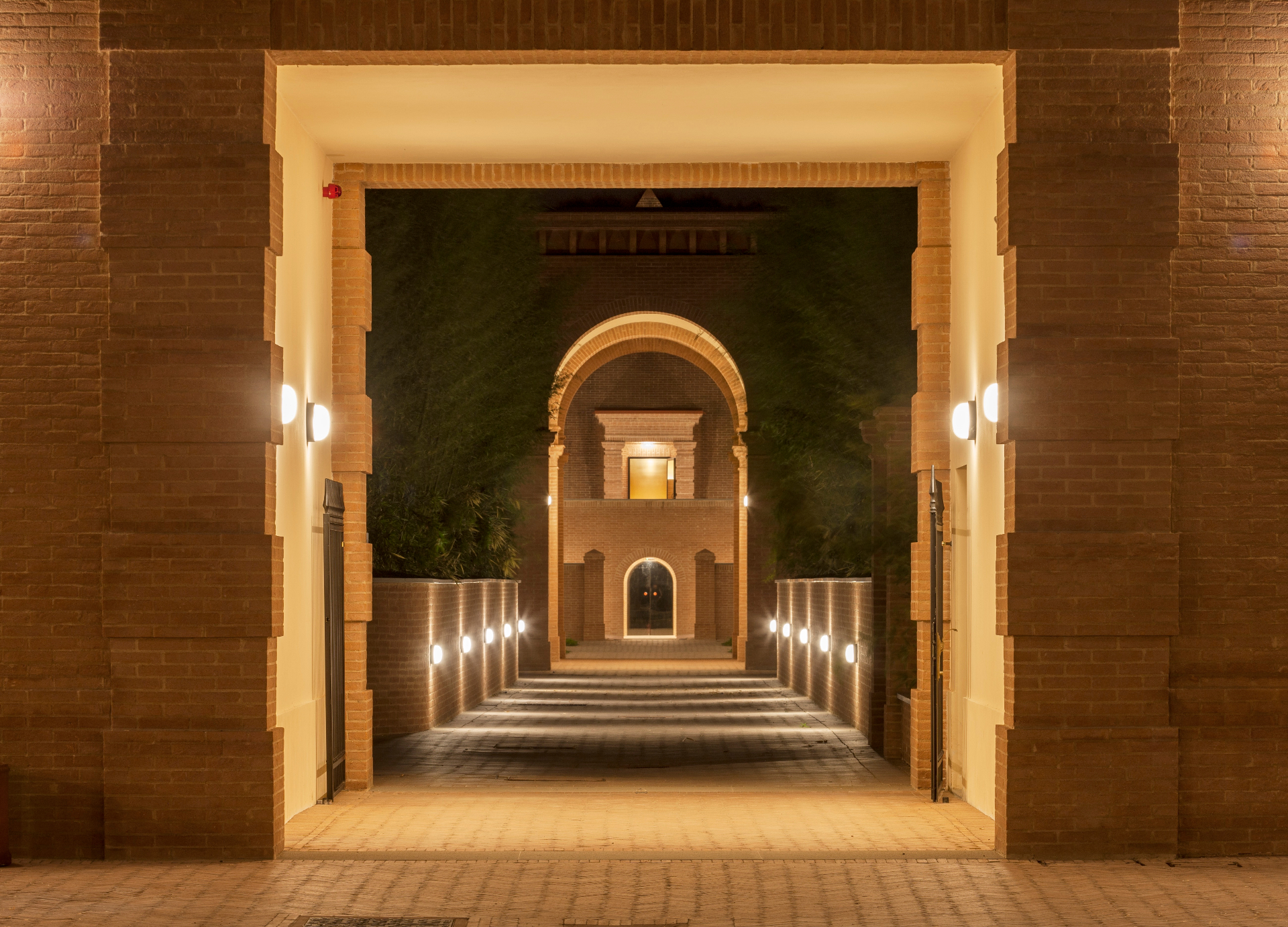 Scorcio notturno del Labirinto della Masone